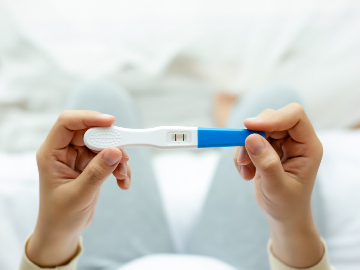 Тест на беременность в руках у девушки